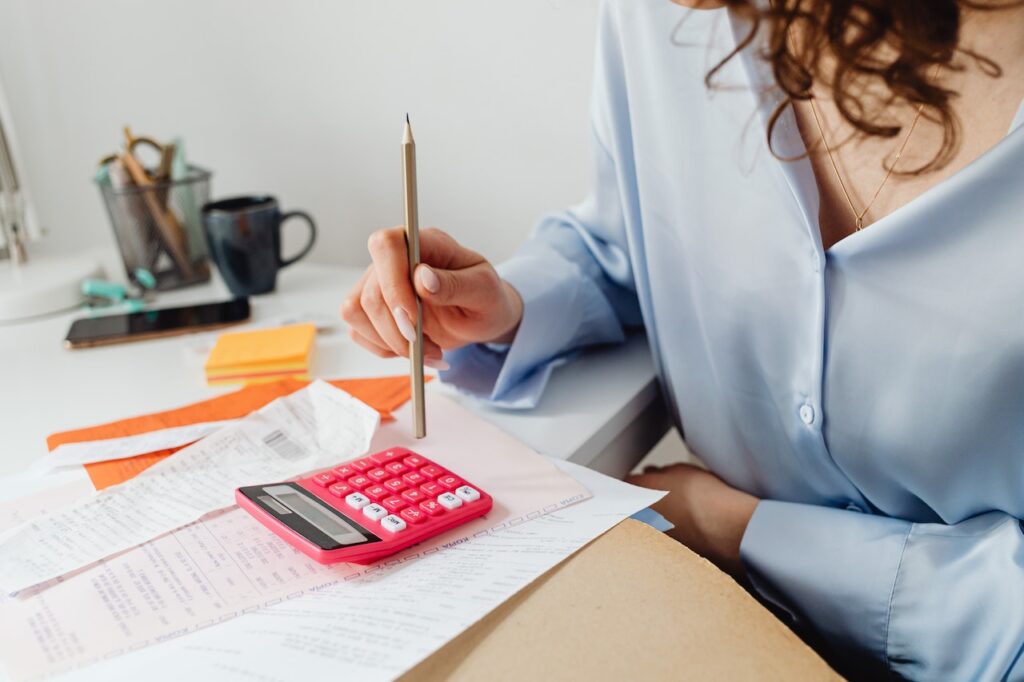 Invoicing a natural person: what should you know?